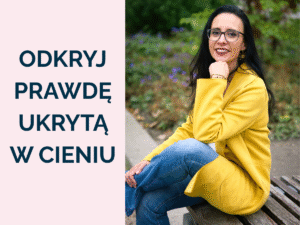 Uśmiechnięta Anna Klimczak siedząca na ławce w parku, grafika z tytułem "Odkryj prawdę ukrytą w cieniu", promująca artykuł o spójności marki i Złotym Cieniu.