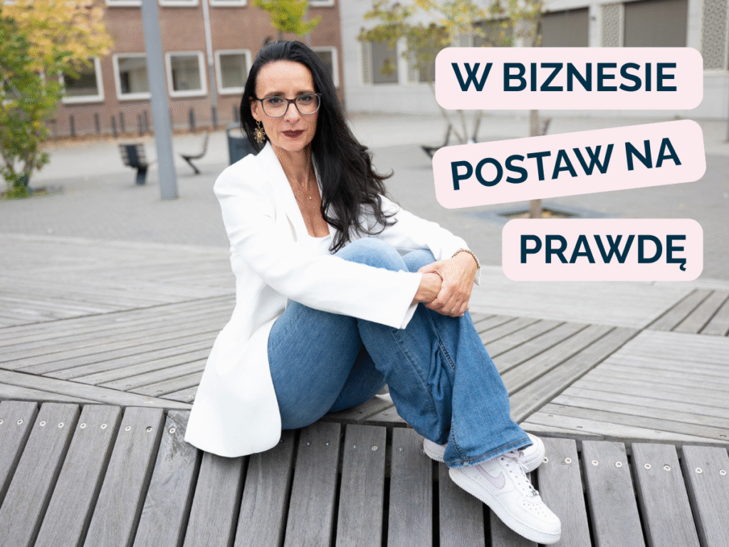 nna Klimczak siedząca spokojnie na drewnianych deskach na zewnątrz, symbolizująca autentyczność i naturalność. Grafika z napisem: W biznesie postaw na prawdę.