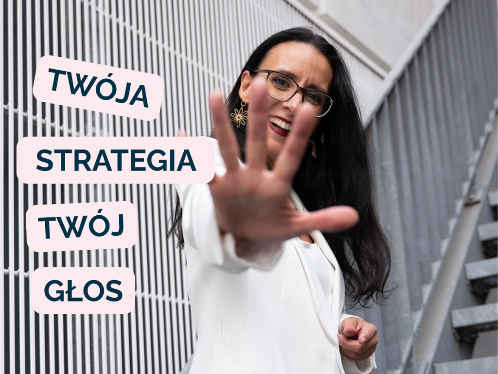 Uśmiechnięta Anna Klimczak zasłaniająca dłonią część twarzy. Grafika z napisem: Twoja strategia, Twój głos - bez tańczenia do cudzej muzyki, promująca wpis o tym, czym jest skuteczna strategia komunikacji
