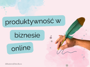 Grafika blogowa z tytułem: Praca Głęboka vs. Praca Pozorna. Symboliczna ręka z piórem na tle akwareli.